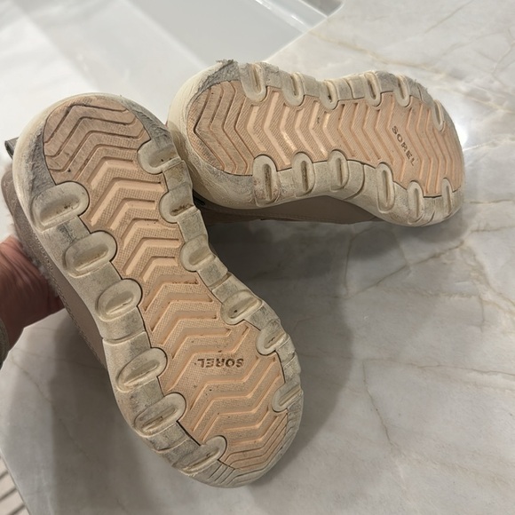 Little Girl Sorel Boots - Picture 4 of 5